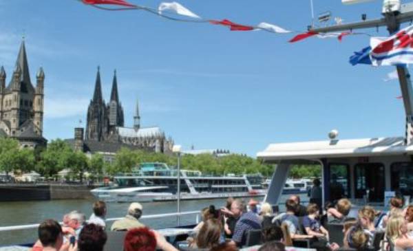 Panoramafahrt mit dem Schiff durch Köln